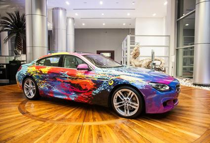 صالة عرض أبوظبي موتورز تتحوّل إلى معرض فنّي 